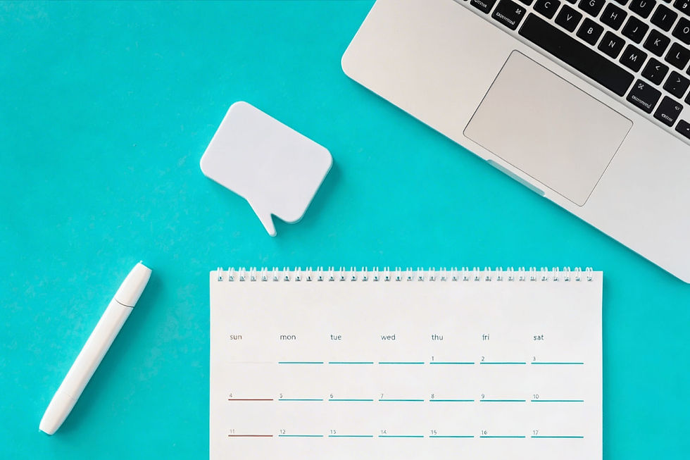 photographie-calendrier-pose-sur-bureau-stylo-bulle-conversation-ordinateur-portable