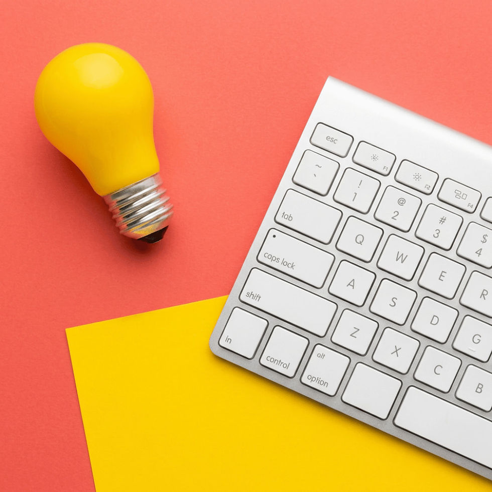 photographie-fond-rouge-corail-avec-ampoule-clavier-ordinateur