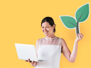 femme-heureuse-ordinateur-portable-plante-qui-pousse-feuilles