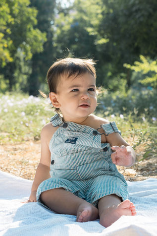 תינוק שמח על שמיכה בפארק, צילומי משפחה לכבוד גיל שנה