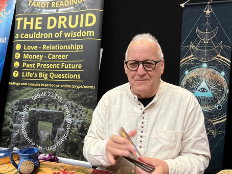 Jan Tetteroo; Druid, Tarot Reader, Spiritual Mentor reading tarot