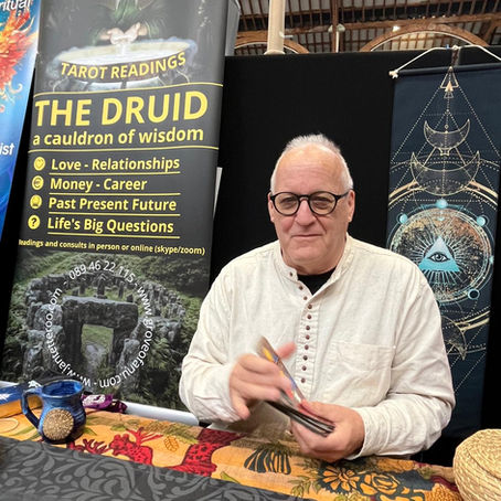 Jan Tetteroo; Druid, Tarot Reader, Spiritual Mentor reading tarot 