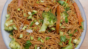 NOUILLES SAUTÉES AU BROCOLI ET CAROTTES