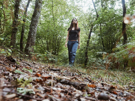 femme marchant dans la nature