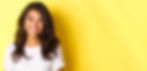 gros-plan-jolie-femme-afro-americaine-souriante-regardant-heureuse-debout-motif-jaune.jpg