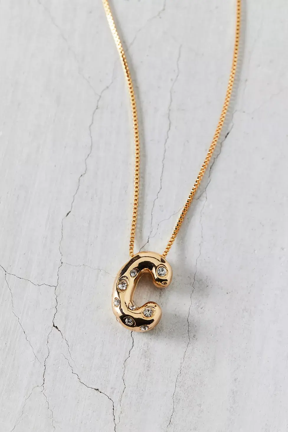 âUrban Outfitters gold initial pendant necklace, a simple personalized jewelry gift for women.â
