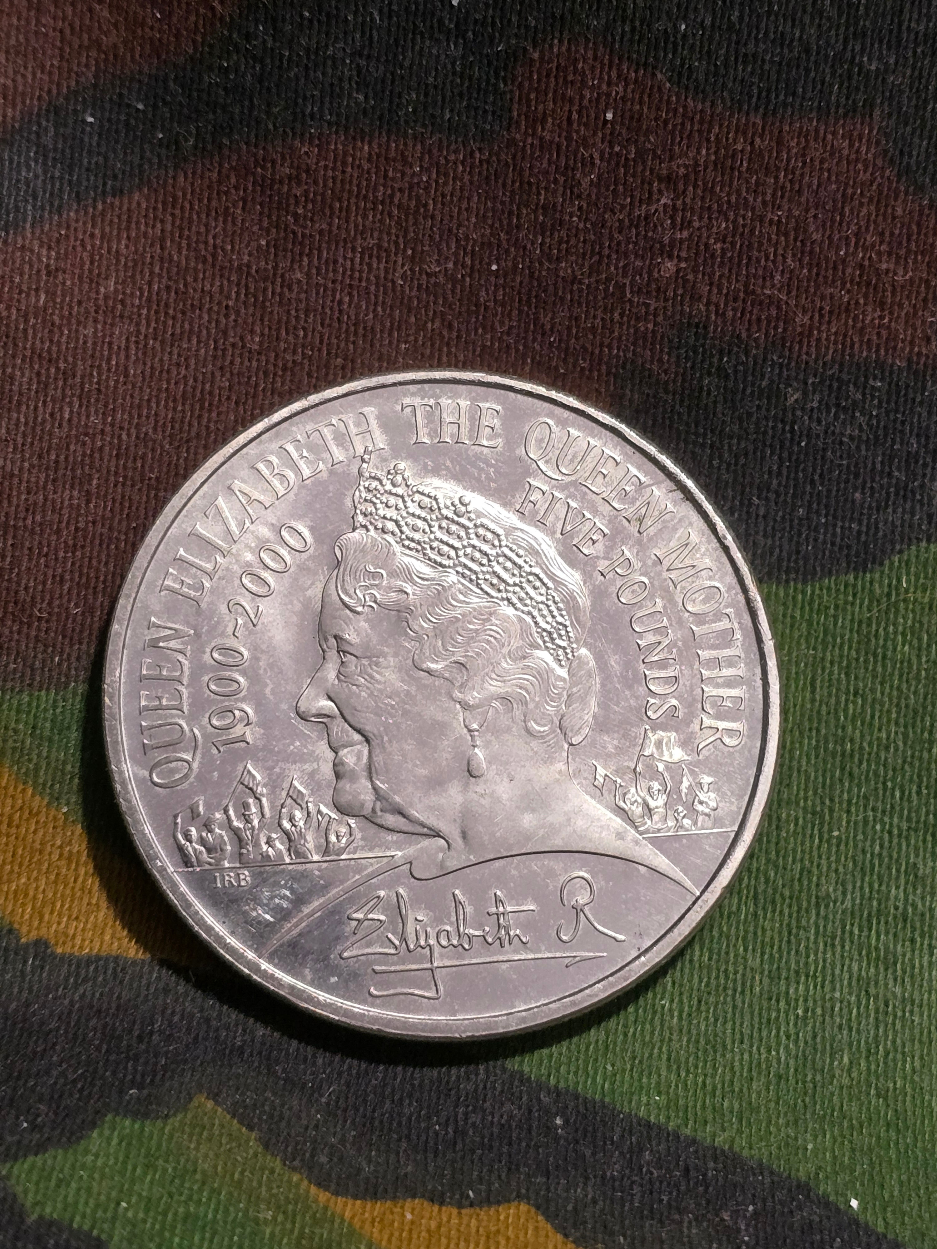 Queen ELIZABETH and The Queen Mother 1900-2000 £5 Five Pound Coin 