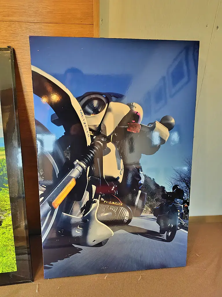 店は小原氏の作品のギャラリーへリニューアル。店内のあちらこちらに素敵な作品が飾られていて、ツーリングマップルスタート時の懐かしい写真も