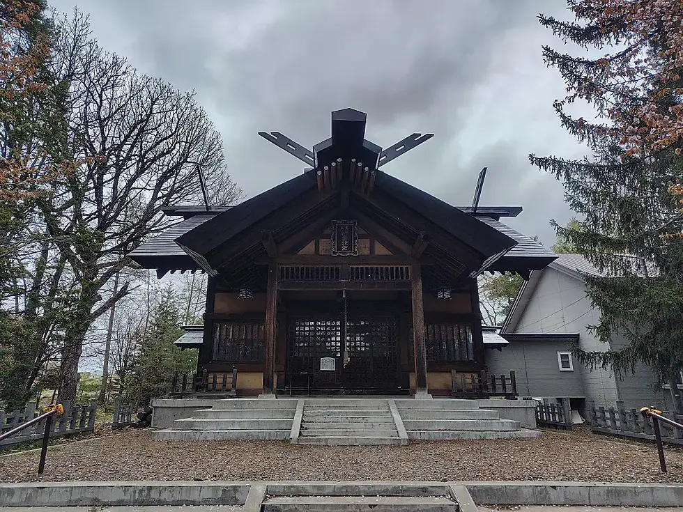 「HOKKAIDER BASE」から富良野線を渡った反対側にある「神楽神社」。入植者が建立した神楽地区の氏神様だそうです