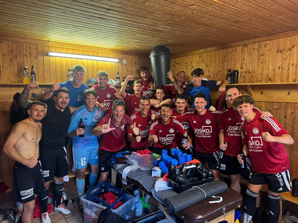 Unsere Kampfmannschaft bejubelt den Auswärtssieg zum Saisonauftakt