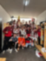 Unsere Kampfmannschaft feiert den Heimsieg in der Kabine