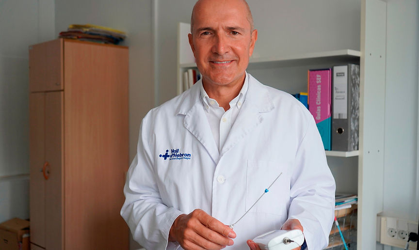 Doctor from Manina Medtech holding a medical device