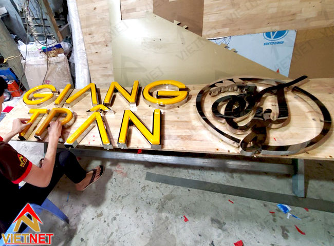 gia công chữ nổi