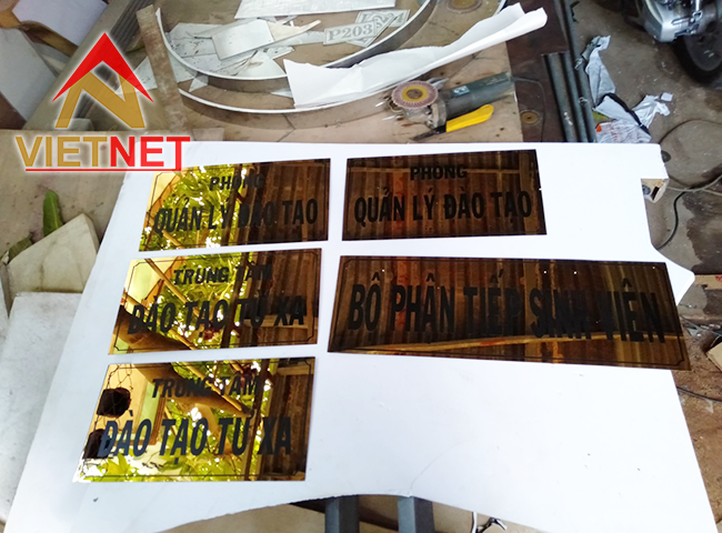 Bảng chỉ dẫn inox ăn mòn cho trung tâm nghệ thuật