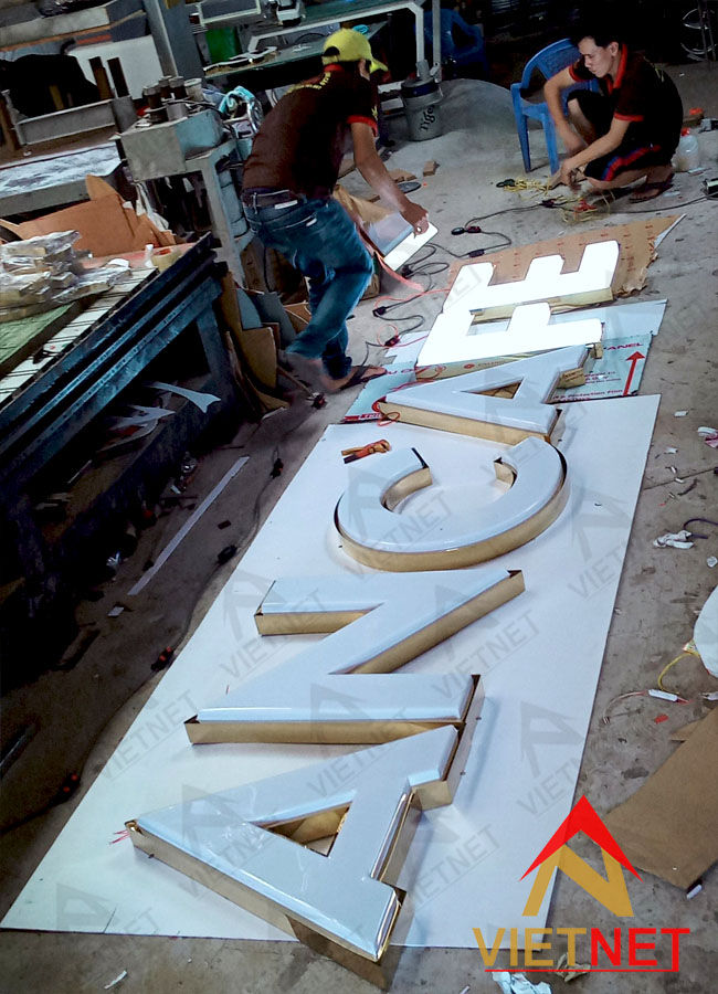 chữ inox lồng mặt mica