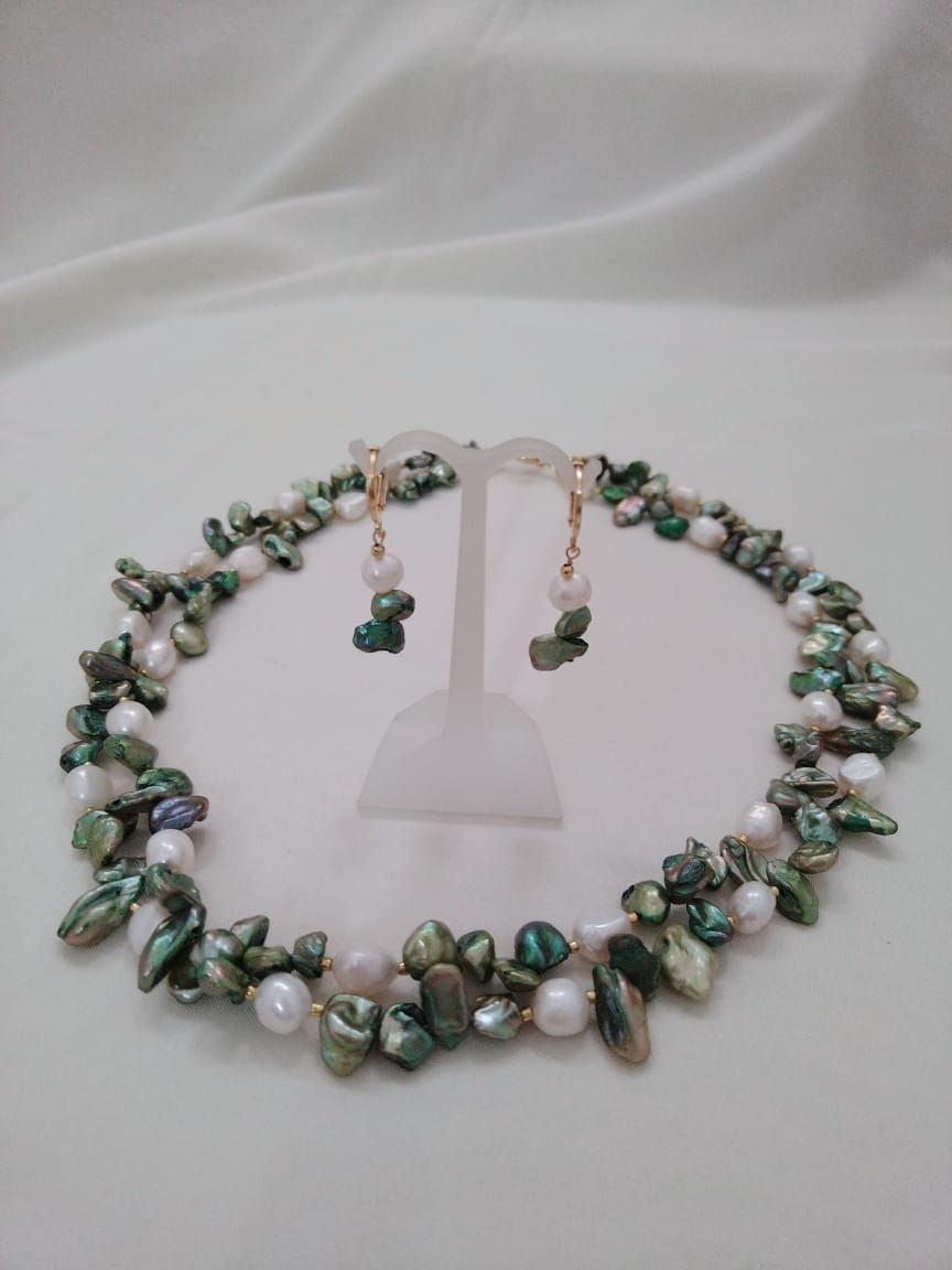 Collar de perla hojuela tono verde y perla blanca. A juego con aretes. 