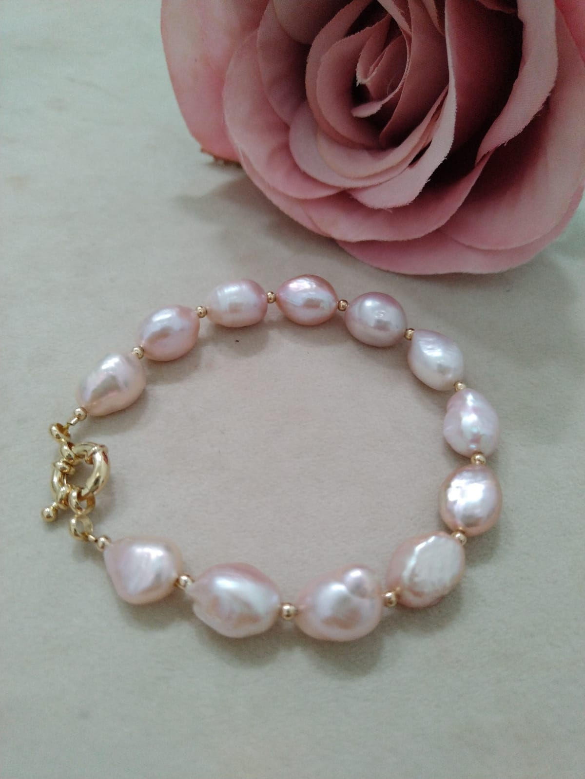 Femenina pulsera de perlas Naturales en tonos Rosa y oro gold filled 14k 