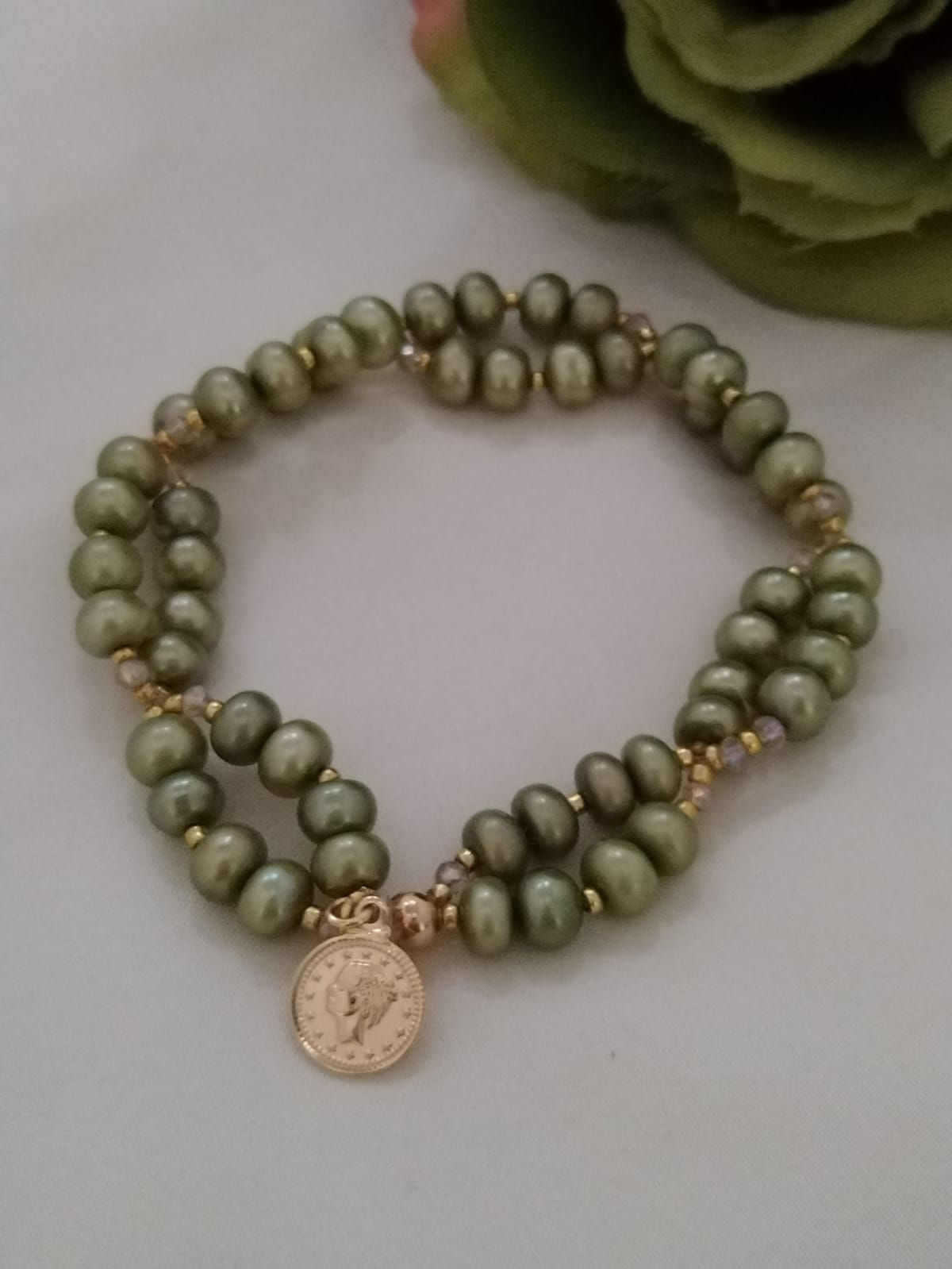 Pulsera entrelazada de perlas semiredonda tono verde. Oro gold-filled  14k.
