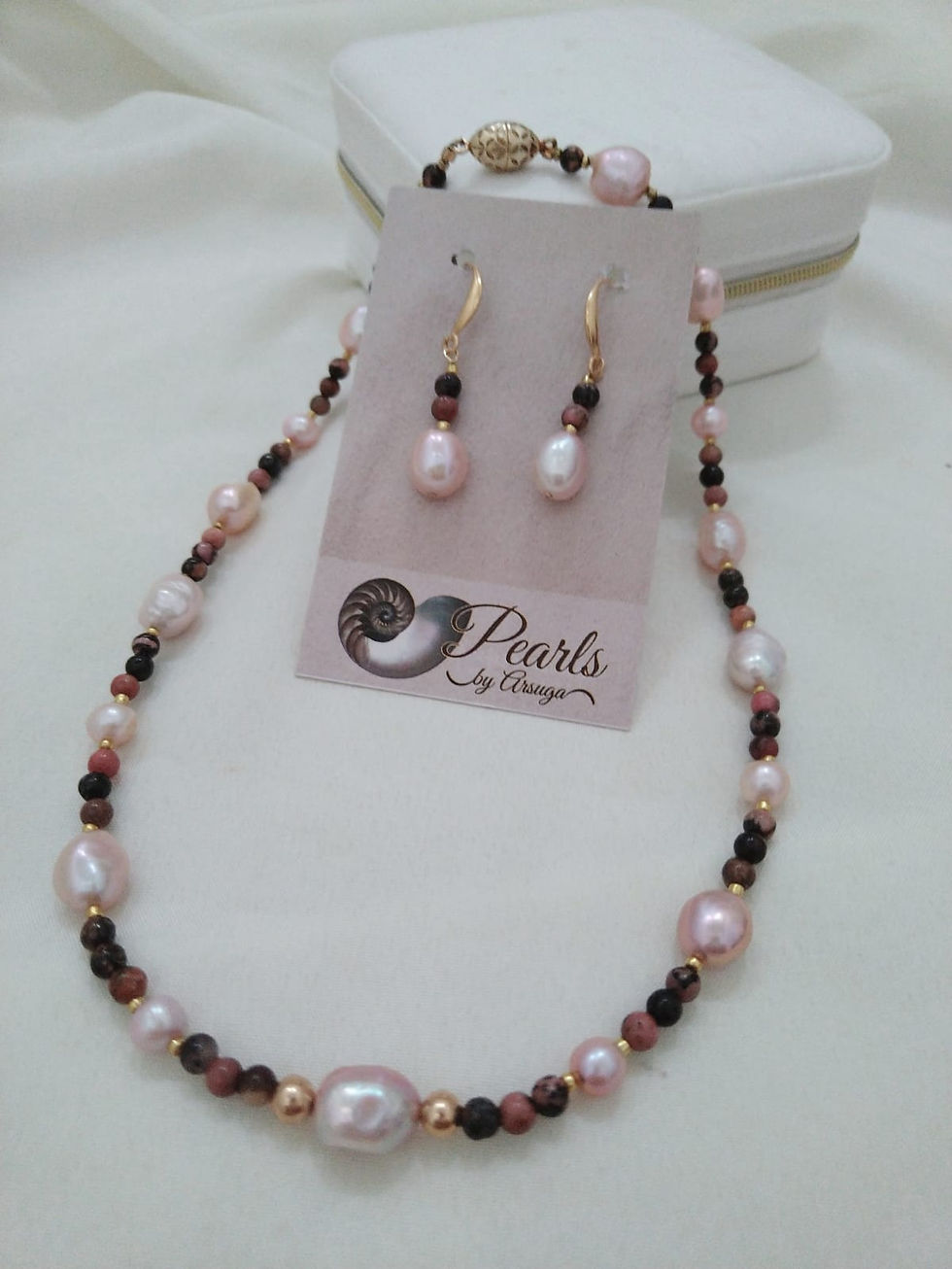 Collar de Perlas Rosas y piedra rodonita oro laminado