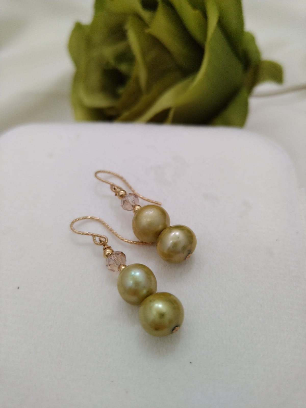 Aretes de oro gold filled 14k y Perlas de 8mm verdes