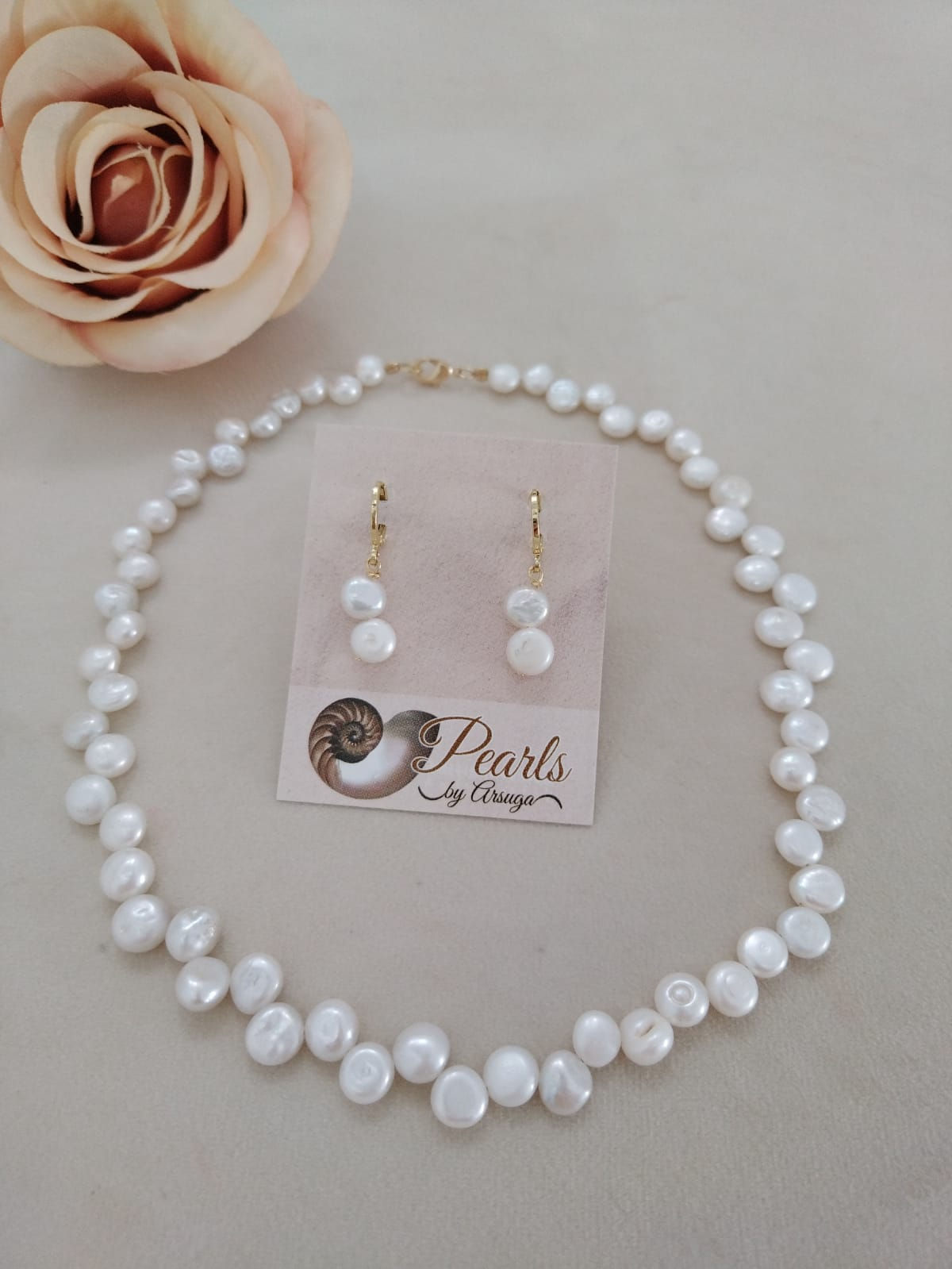 Gargantilla de  perla luneta color blanco  a juego con aretes.