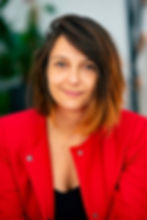 Portrait Chloé Cardinaud manteau rouge (taille réduite)