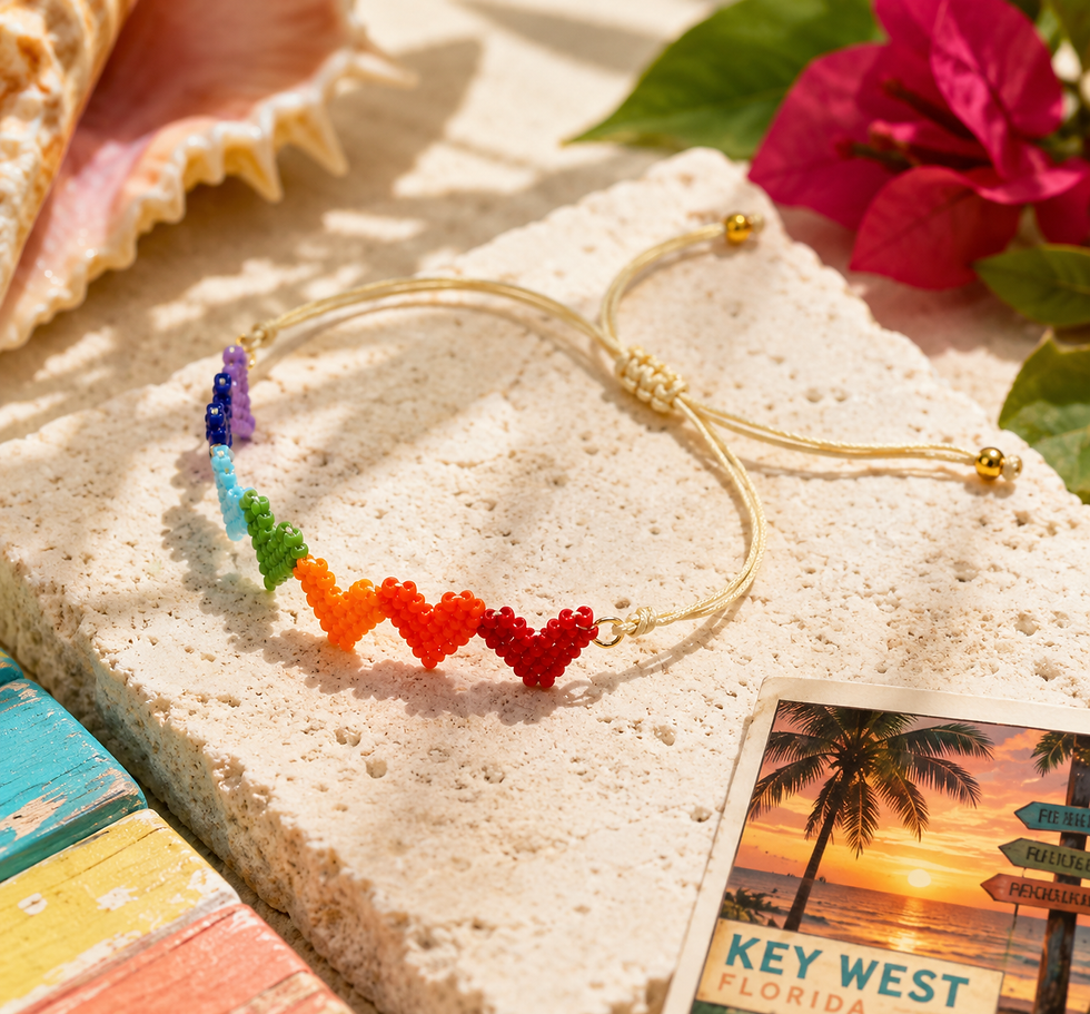 Bracelet Cœur de Key West avec cœurs arc-en-ciel sur cordon ajustable doré inspiré de l'ambiance tropicale de Floride.