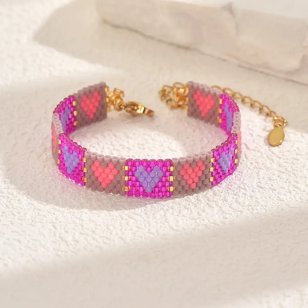 Miniature : Bracelet Coeur de Fidji rose et jaune avec motif cœur coloré et fermoir réglable.
