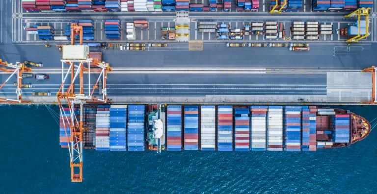 Navio porta-contêiner realizando transporte internacional de mercadorias