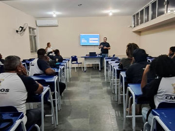 Economia Criativa na Sala de Aula: Programa Municipal leva podcast "Saudades da Bola" do jornalista Wesley Machado ao EJA
