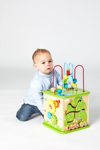 Cube d'activités en bois