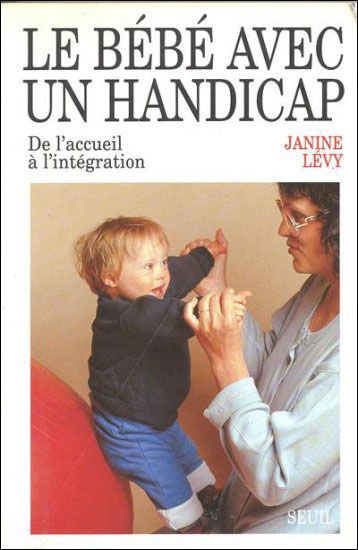 Le bébé avec un handicap.