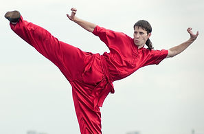 L'homme en rouge Pratiquer Kung Fu