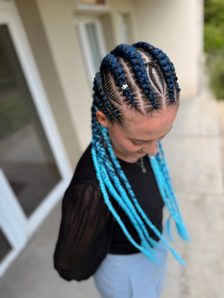 Žena s modrými copy, detailní pohled na účes, Copánky, venkovní záběr.