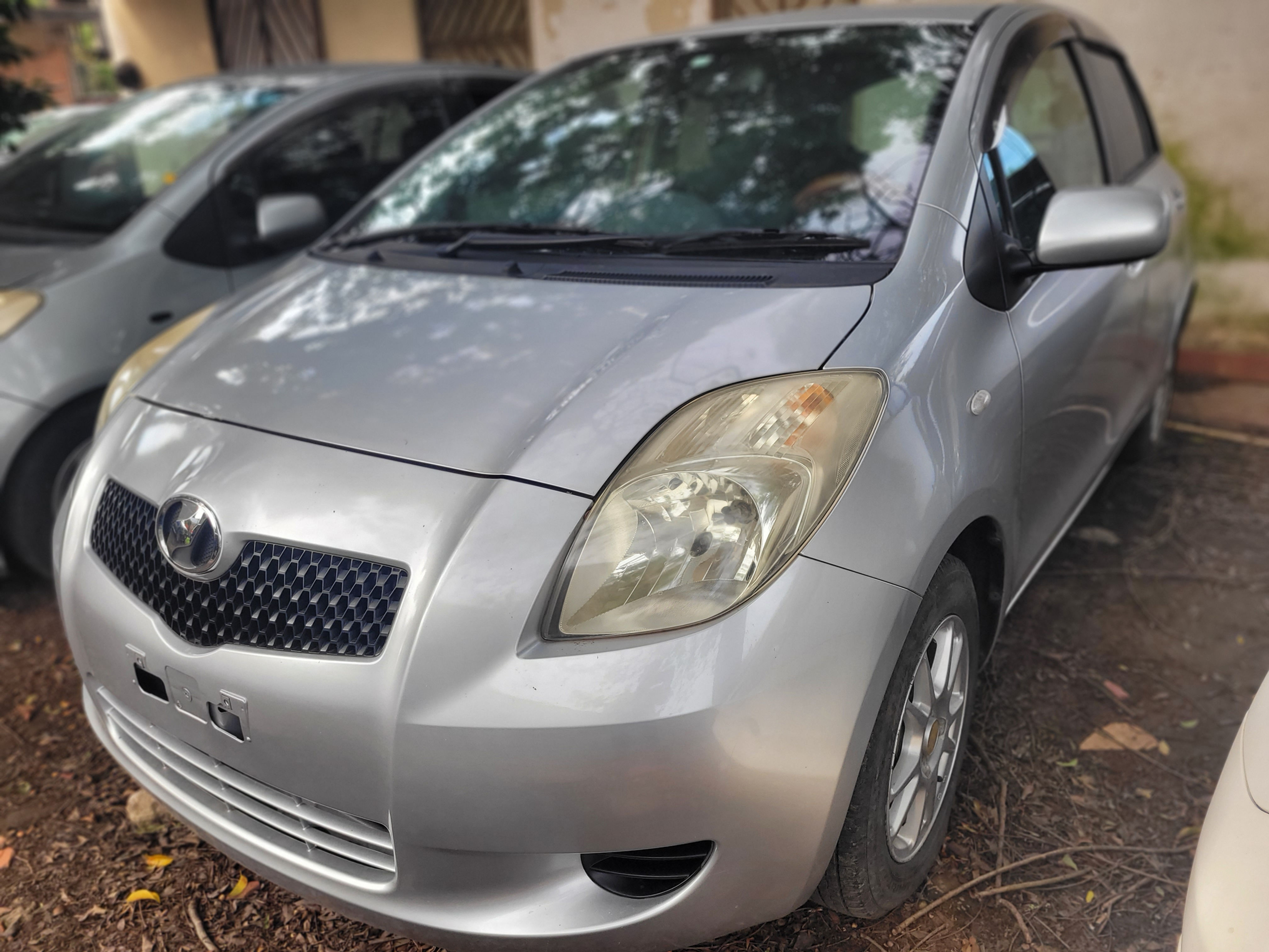 TOYOTA NEW VITZ AÑO 2005 PLATA 