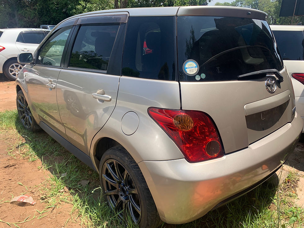 Miniatura: TOYOTA IST DORADO