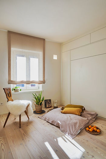 Dettagli minimalisti seguono i principi del feng-shui. La fotografia mette in risalto la bellezza nella semplicità, evidenziando la connessione con la natura circostante. L'arte della semplicità nel design interno, ispirata al Wabi-Sabi giapponese. La fotografia cattura la bellezza imperfetta e l'eleganza nella naturalezza degli elementi. Luce calda avvolge un ambiente accogliente. I dettagli fotografati riflettono l'armonia degli spazi, integrando il concetto danese di hygge nella progettazione degli interni.