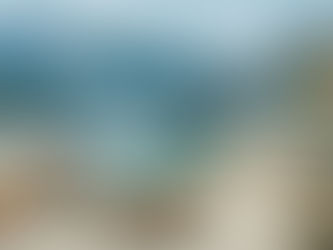 Interno di luxury chalet nelle Dolomiti con camino panoramico e vista sulle montagne – fotografia professionale di interni per resort e hotel esclusivi.