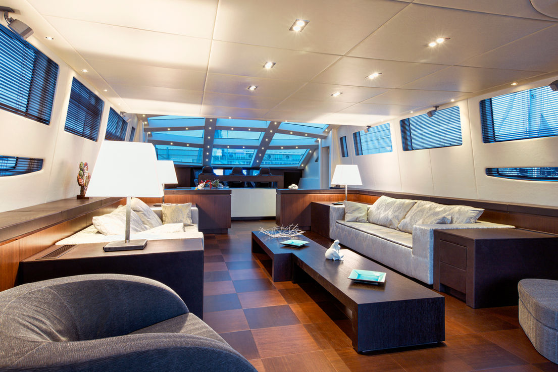 Living di uno yacht contemporaneo con ampie vetrate