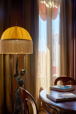 Dettaglio di lampada in seta e statua in bronzo in una dimora di charme nel Padovano