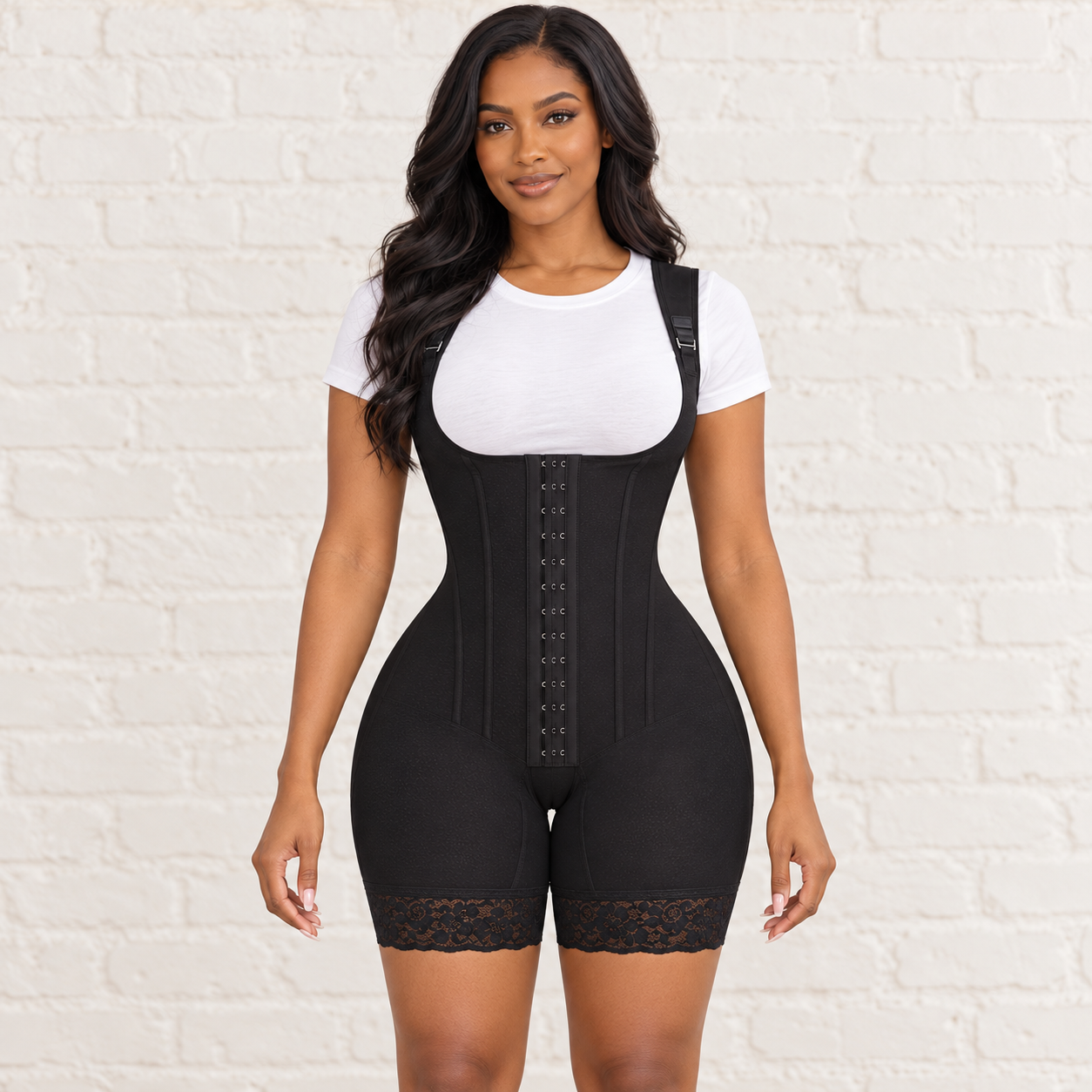 Curve Couture noire portée par un modèle noir mince et curvy