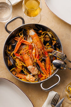 la pentolaccia di chitarrine con sugo allo scoglio