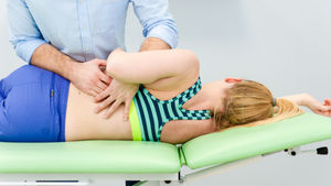 Manipulacje krótkodźwigniowe HVLA – skuteczna terapia dla pacjentów z bólami kręgosłupa