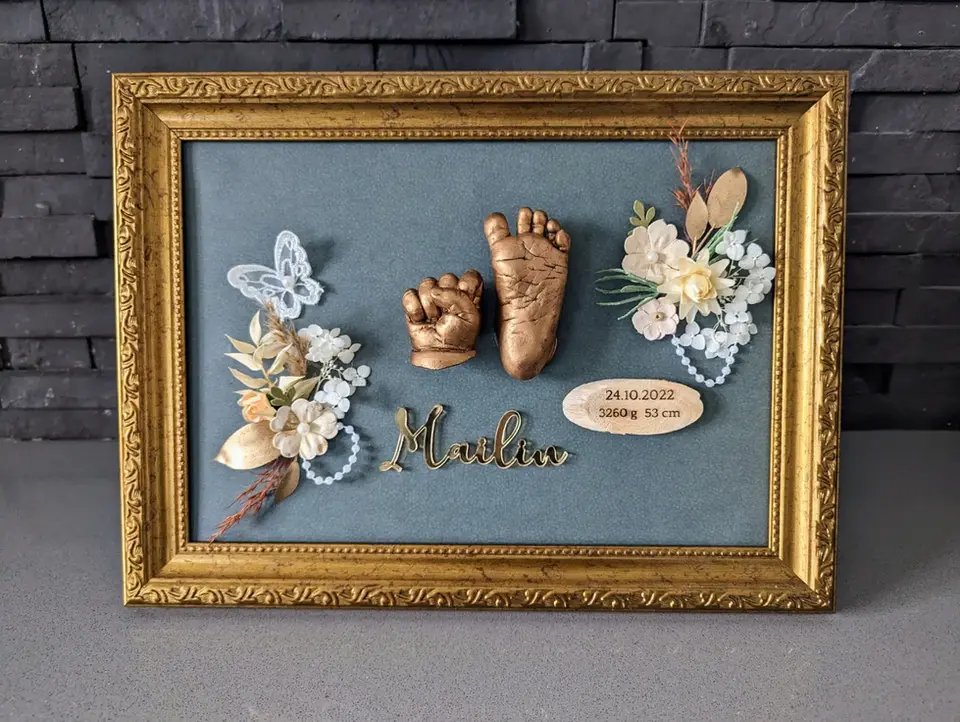 3 D Abdrücke von Hand und Fuss in alt gold lackiert im Boho Stil gestaltet