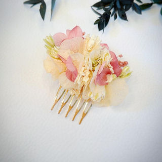 Le bonheur en fleur. Peigne fleuri mariage. Peigne fleurs séchées. peigne coiffure mariée.
Accessoire coiffure mariée.
