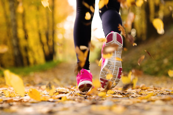 close-up-of-feet-of-a-runner-running-in-autumn-leaves-training-exercise-SBI-304924819.jpg