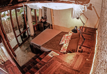 Vista a la cama desde el escritorio