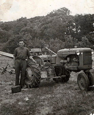 papi paul et son 1er tracteur 1952 retouché.jpg