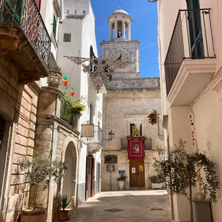 Ruelle du village de Locorotondo dans les Pouilles