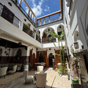 Marrakech fait partie de ces villes où le choix de l’hébergement change complètement l’expérience du voyage. Dormir dans un riad au cœur de la médina n’offre pas la même ambiance que séjourner dans un hôtel avec grands jardins, spa et piscine du côté de l’Hivernage ou de la nouvelle ville.
